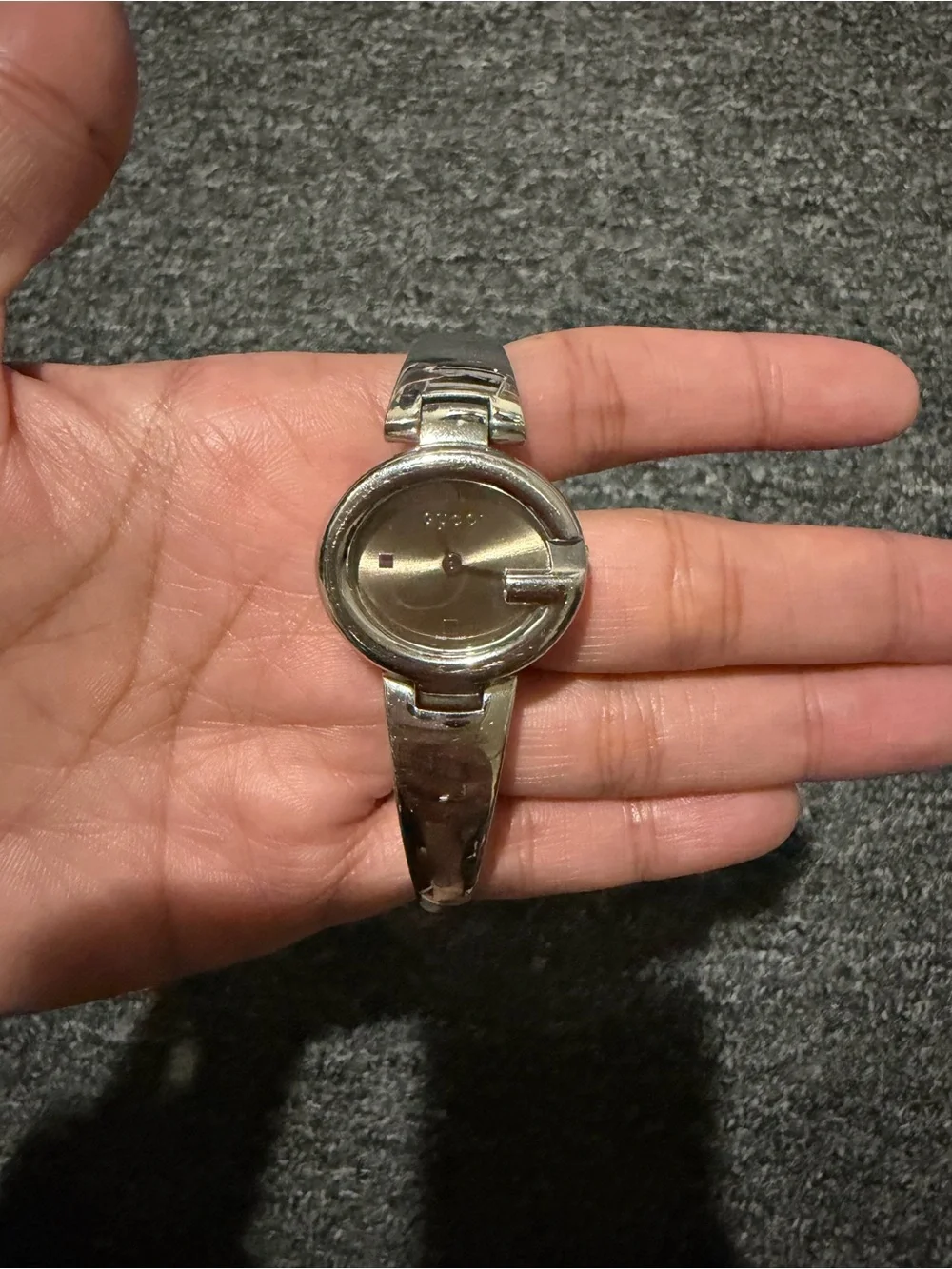 Gucci Silver Women's Bracelet Watch - Fashionable Minimalist Design